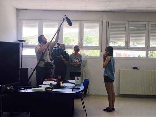 Blanca entrevistada por informativos de TVE1 en el colegio Laude Fontenebro